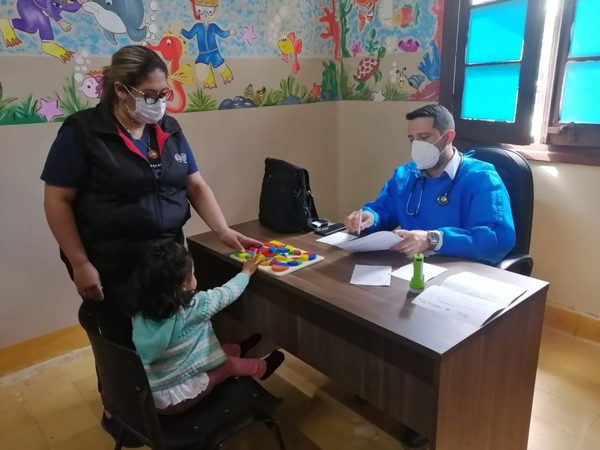Niñas y niños de Kunu'u Renda recibieron evaluación pediátrica | .::Agencia IP::.