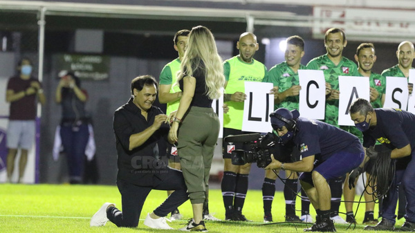 Crónica / [VÍDEO] Chito firmó su traspaso ¡al equipo de los Casados!