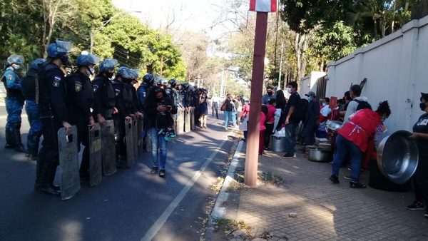 Represión y un detenido durante manifestación de Ollas Populares frente a Mburuvicharóga | OnLivePy