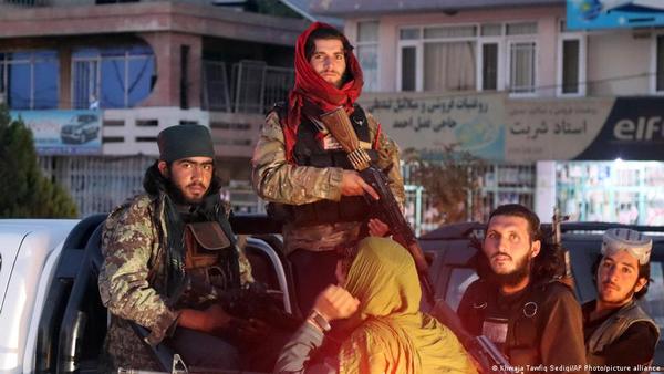 Estado Islámico reivindica autoría del ataque con cohetes contra aeropuerto de Kabul