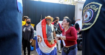 La Nación / La Policía reprime a organizadores de ollas populares frente a Mburuvicha Róga