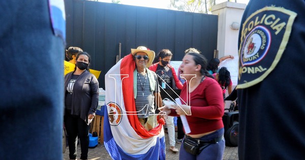 La Nación / La Policía reprime a organizadores de ollas populares frente a Mburuvicha Róga