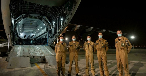 La Nación / “Bajo su propio riesgo”: los pilotos de la evacuación en Kabul