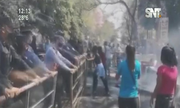 Incidentada manifestación por ollas populares - SNT