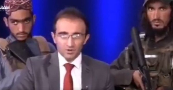 El impactante video de un presentador afgano rodeado de talibanes armados para “tranquilizar” a la población - C9N