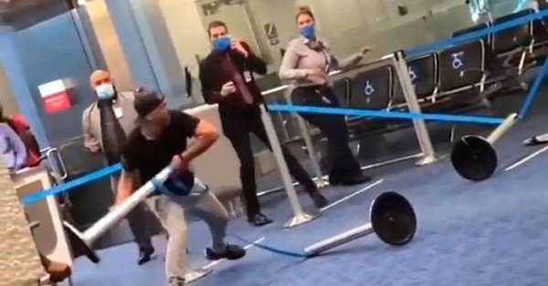 Pasajero protagonizó día de furia y quiso destrozar el aeropuerto de Miami luego que le pidieran usar mascarilla - SNT