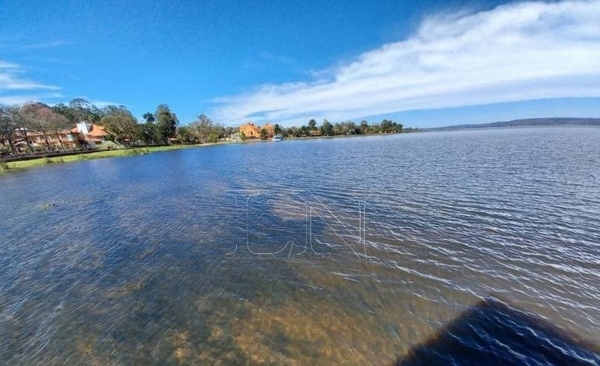 Diario HOY | Falta de alcantarillado y pozos ciegos ponen en riesgo mejoría en aguas del Lago Ypacaraí