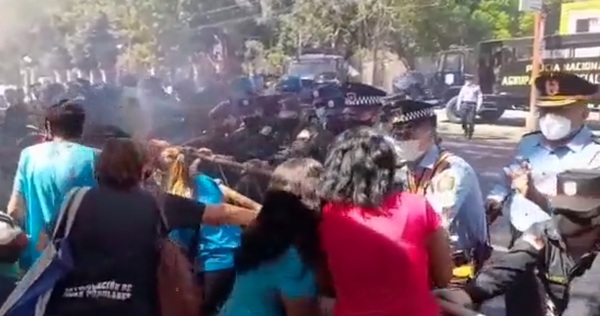 Manifestantes denuncian represión policial frente a Mburuvicha Róga