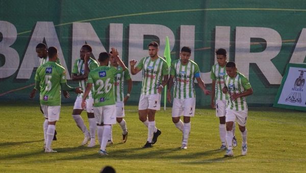 Antigua sigue como líder en Guatemala por el doblete del paraguayo Pedro Báez