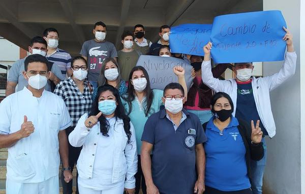 Funcionarios de Clínicas se manifiestan frente al Ministerio de Hacienda