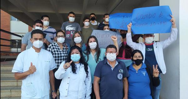 Trabajadores del Hospital de Clínicas protestan frente a Hacienda