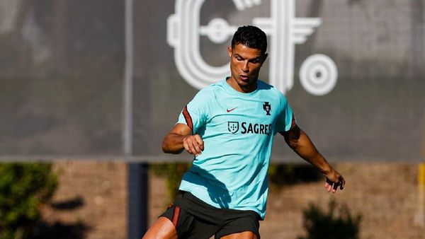 Cristiano Ronaldo, foco de miradas en el primer entrenamiento de Portugal