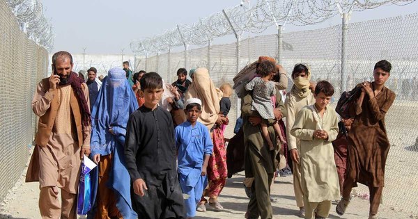 La Nación / Lejos del éxodo de Kabul, algunos afganos regresan al país