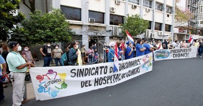 La Nación / Funcionarios de Clínicas exigen nivelación salarial y seguro médico a Hacienda