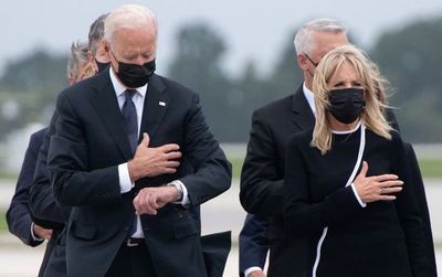 ¿Se quería ir? Captan a Biden viendo su reloj durante homenaje a 13 soldados muertos