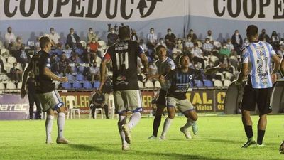12 de Octubre logra su primera victoria en Villarrica