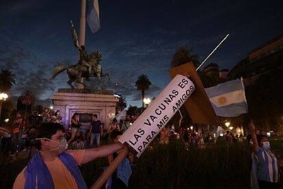 Diario HOY | Tribunal argentino ordena reabrir investigación por presunta "vacunación VIP"