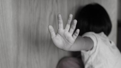 Condenan a 13 años de cárcel a abuelastro por abusar de niña de 8 años