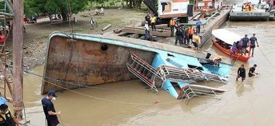Suben a 14 los muertos por colisión en río de Perú, mientras buscan aún a desaparecidos