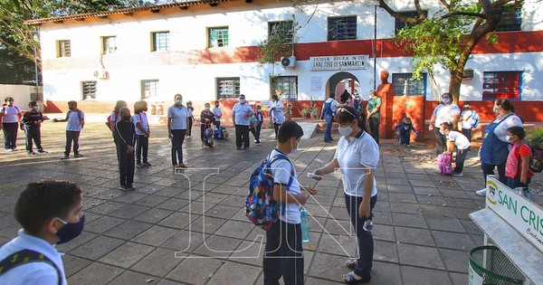 La Nación / Masivo retorno de docentes y alumnos a clases presenciales
