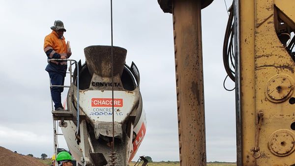 Montan pilotes en Costanera Sur