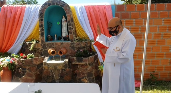 Familia de policía construye gruta en honor a Santa Rosa