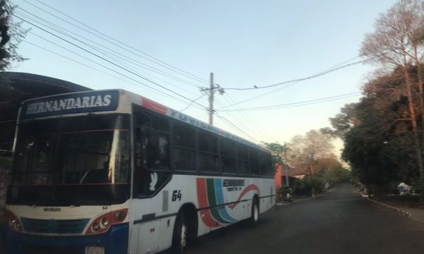 Bus está hace semanas estacionado en la vía pública en Franco