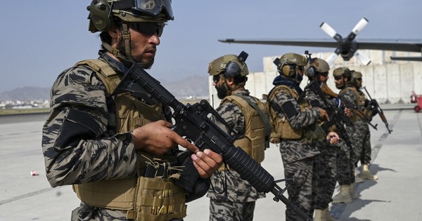 La Nación / Los talibanes desfilan triunfales en el aeropuerto de Kabul tras la retirada de EEUU