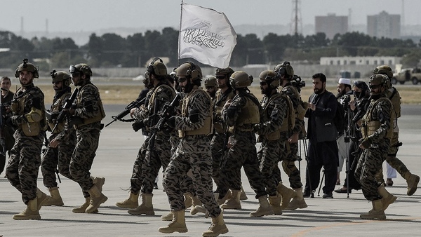 Los talibanes desfilaron triunfales tras la partida anticipada de EEUU | .::Agencia IP::.