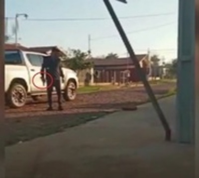 Captan en video a presunto vecino violento - Paraguay.com