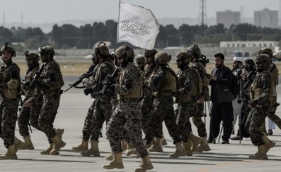 Talibanes desfilaron triunfales tras la partida anticipada de EEUU