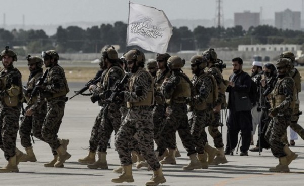 Talibanes desfilaron triunfales tras la partida anticipada de EEUU
