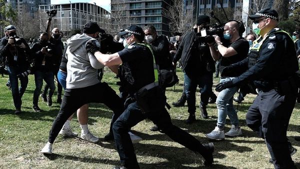Centenares de detenidos por marchas anticuarentena en varias ciudades de Australia