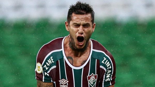 Raúl Bobadilla marca para el 'Flu' ante el Bahía de Óscar Ruíz