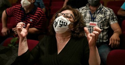 La Nación / El combate de una madre coraje contra Amanecer Dorado