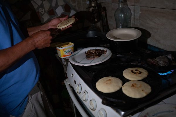 Las fallas eléctricas forman parte de la rutina en Venezuela - MarketData