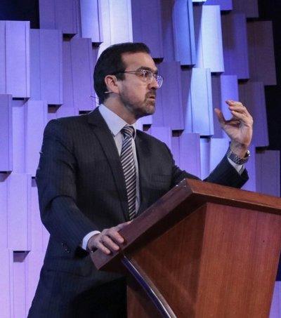 Pastor arremente contra políticos defensores del poliamor - El Trueno