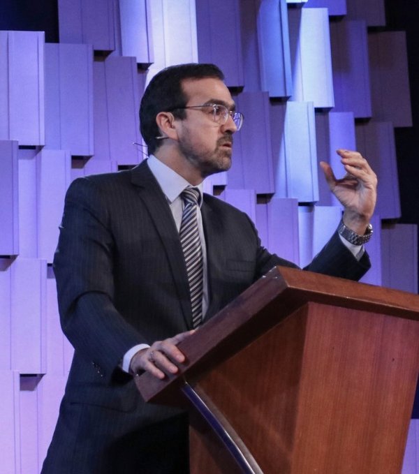 Pastor arremente contra políticos defensores del poliamor - El Trueno