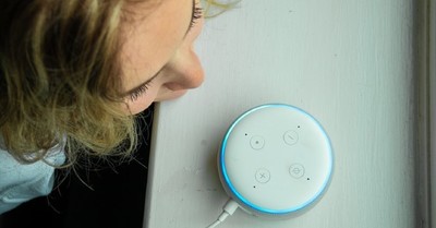 Mujer hackea el asistente virtual de su exnovio para atormentar a su nueva pareja - C9N