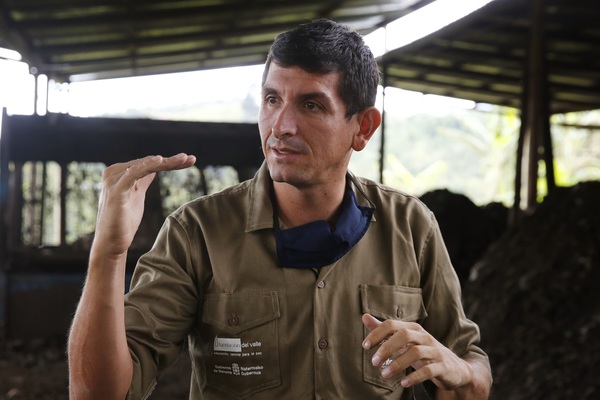 Un colombiano enseña en su planta a transformar residuos orgánicos en bioabono - MarketData