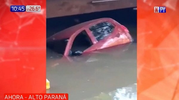 Conductora cae a un arroyo en CDE | Noticias Paraguay
