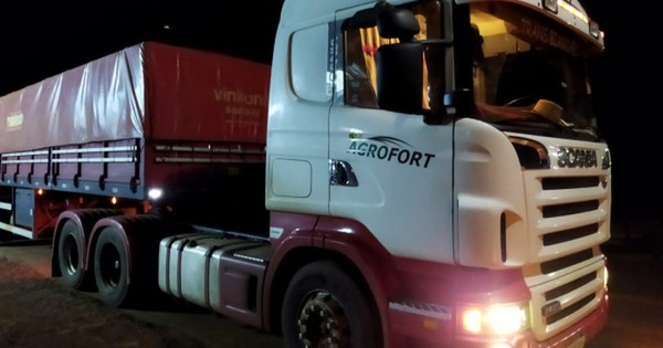 La Nación / Incautan camión y máquina secadora de granos durante control rutero