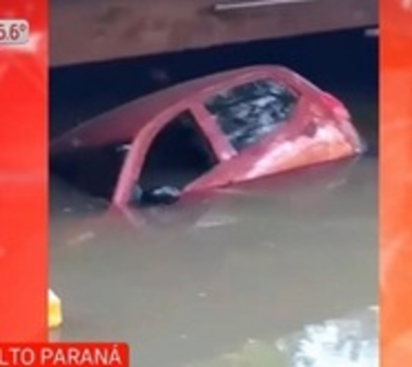 Conductora pierde el control y cae a un arroyo - Paraguay.com