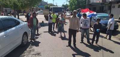 Nativos cierran avenida para exigir tierras y traslado a Asunción - Nacionales - ABC Color