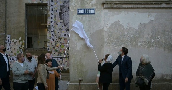 La Nación / “Son 30.000”: una calle recuerda a desaparecidos de dictadura argentina