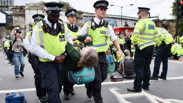 Más de 360 personas fueron detenidas en el centro de Londres durante las masivas protestas