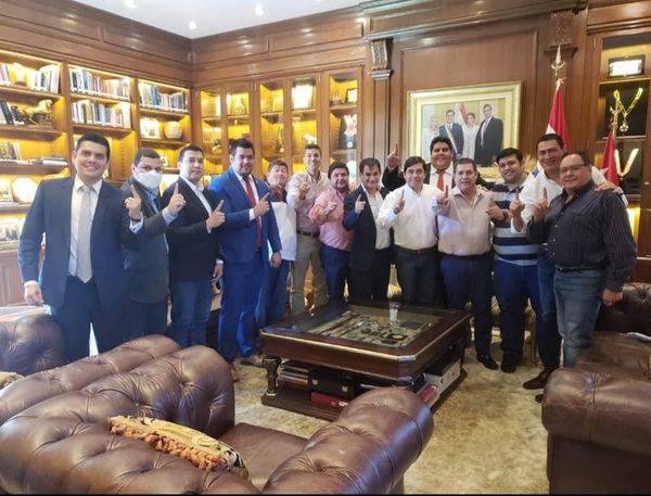 En pleno horario laboral sigue el “abrazo” en casa de Cartes - Nacionales - ABC Color