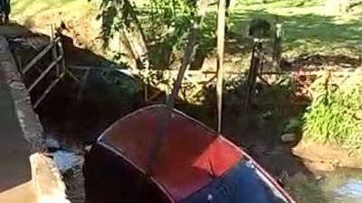 Conductora cae con su vehículo a un arroyo en Ciudad del Este