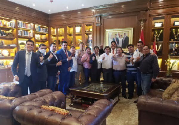 Sin pudor, Cartes posa con condenado - Noticiero Paraguay