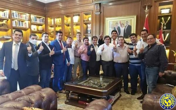 "Abrazo republicano": Cartes apoya a candidatos daheritas •
